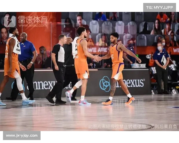 布克与教练如何通过高效沟通与紧密合作共同推动球队进步与个人成长